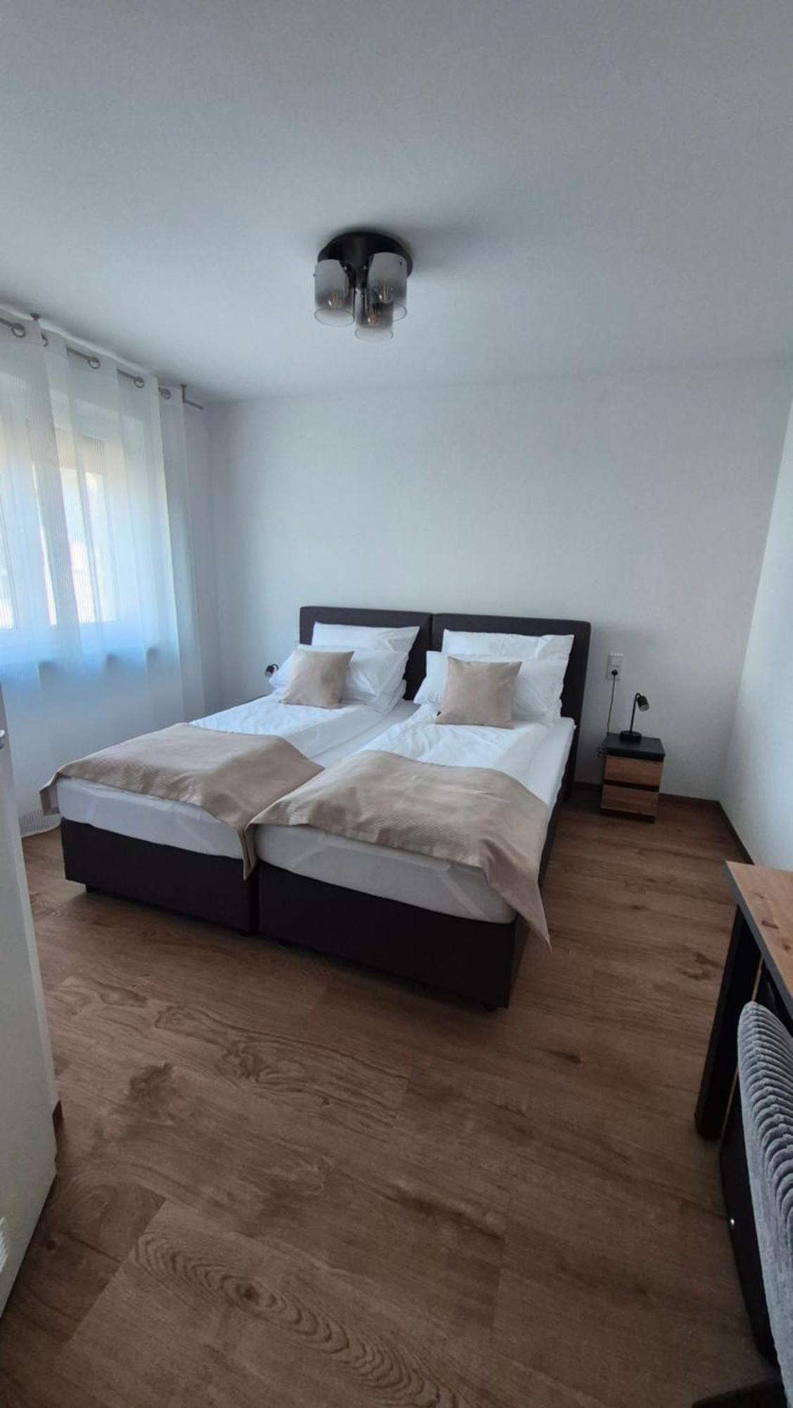 Apartments Seibel Doppel-Zweibettzimmer Mit Bad Reutlingen Eksteriør billede
